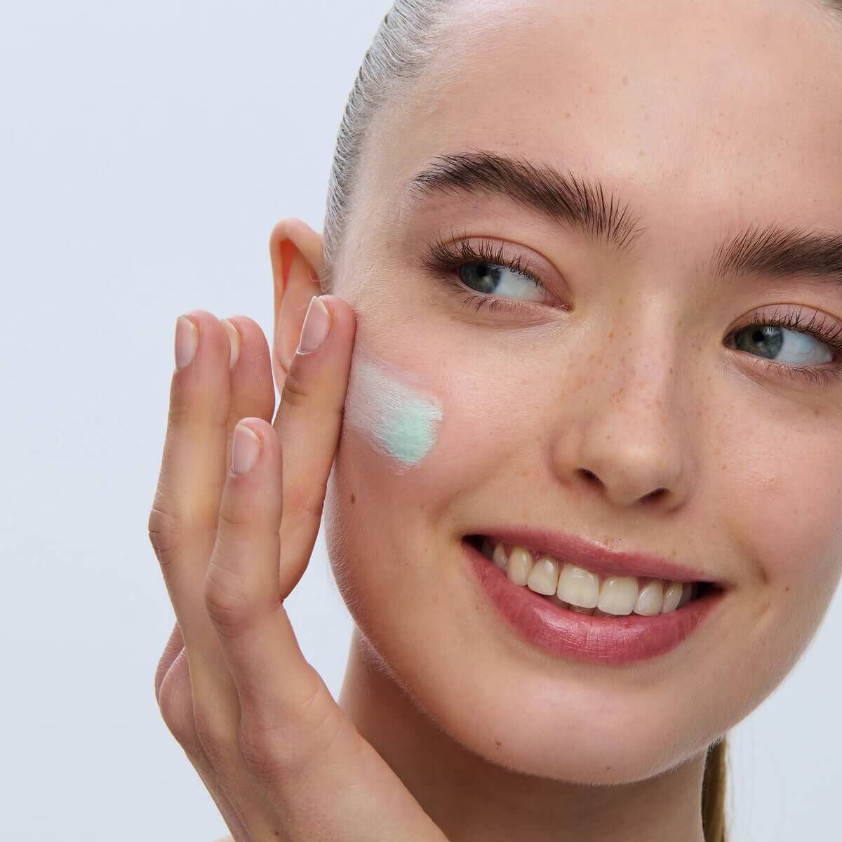 ラディアント コントロールカラーN グリーン- レッドネス | CLARINS