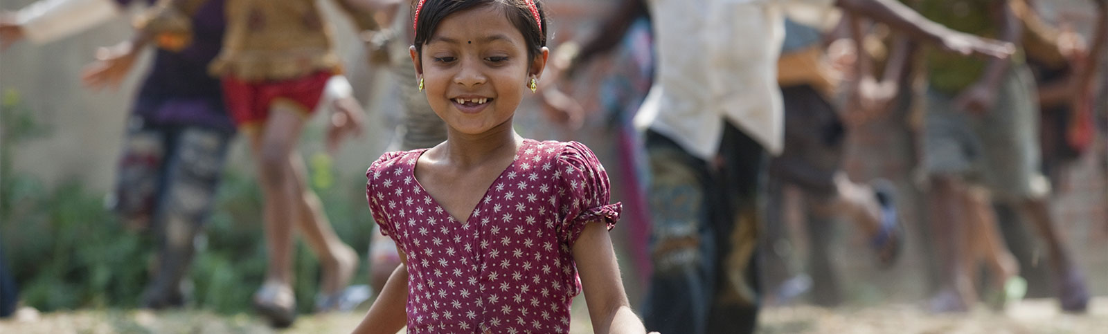 笑顔のインド系少女