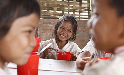 笑顔で食事するアフリカ系の子供達