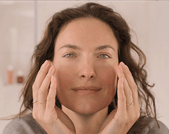 How to apply face serum