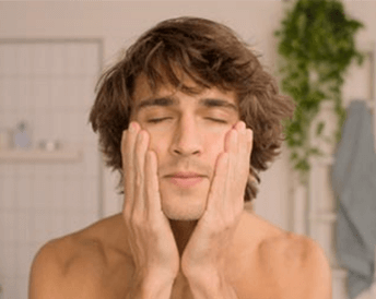ClarinsMen: How to apply your daily moisturizer?