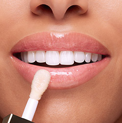 コンフォート リップオイル ホワイトを使用した唇