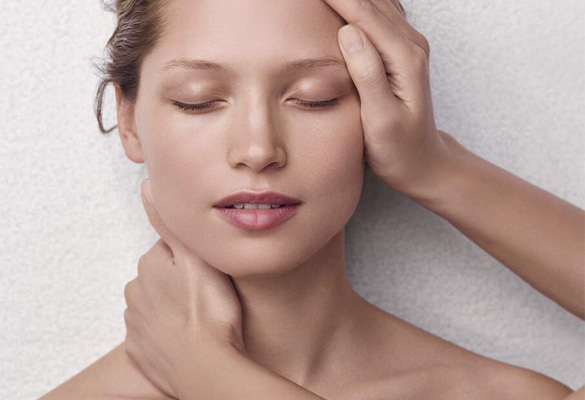 マッサージを受ける女性