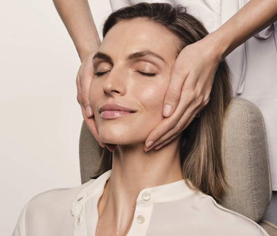 ホワイトニング*1メラニンの生成を抑え、シミ・ソバカスを防ぐこと